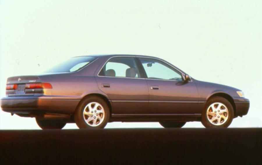  Toyota Camry 1997 года  (фото 8 из 13)